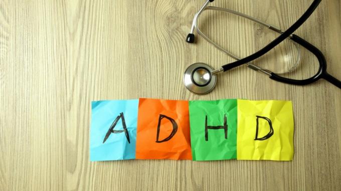 Tulburarea de deficit de atenție ADHD Hiperactivitate Abreviere scrisă manual pe note lipicioase cu stetoscop