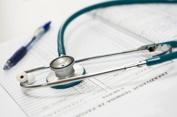 Stresul la cabinetul medicului sau la spital poate declanșa disocierea în tulburarea de identitate disociativă. Aflați cum puteți reduce stresul la cabinetul medicului aici.