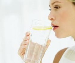 Ar trebui să încercați o detoxifiere a apei dacă vă simțiți lent și, în general, rău. Chiar merge! Citiți mai multe despre motivul pentru care ar trebui să ne detoxifiem cu apă și cum să o facem. 